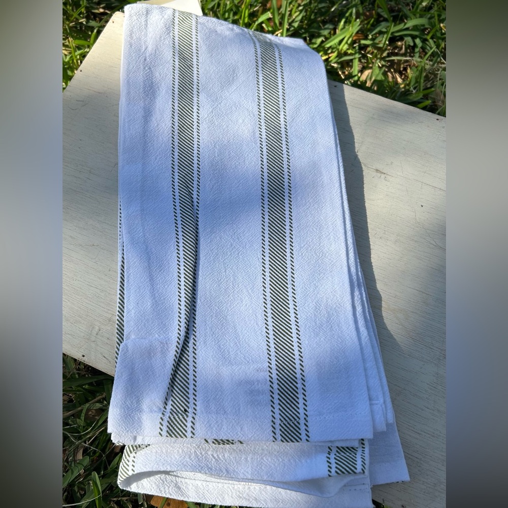 Set of 2 White and Green Kitchen Towels - Picture 3 of 3